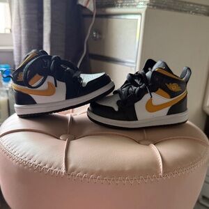 Nike Kids Black, White, and yellow Sneakers